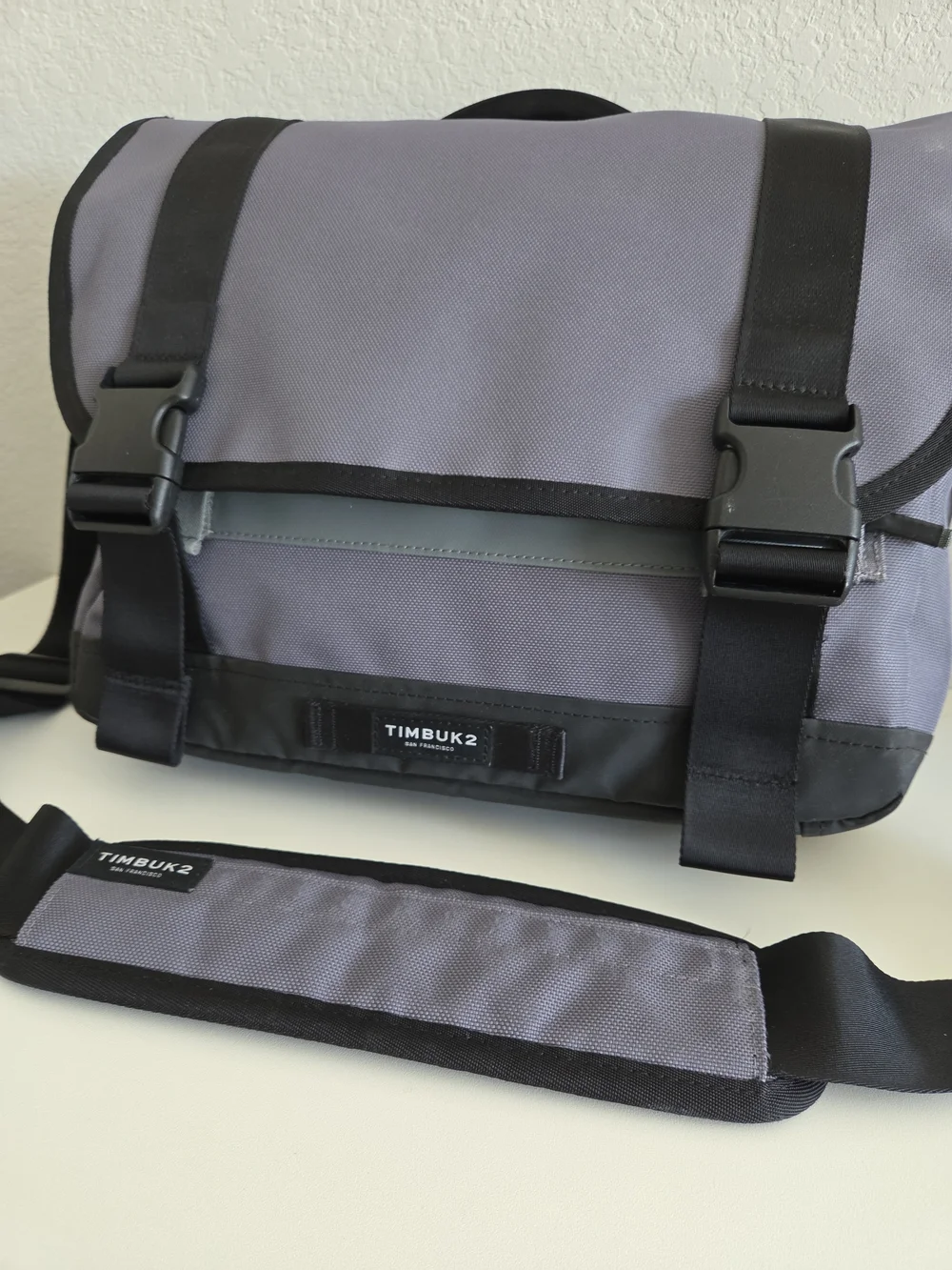 Timbuk2 Commute Laptop Messenger Bag 2.0 Gray/Black Size Medium Fit Laptop 15